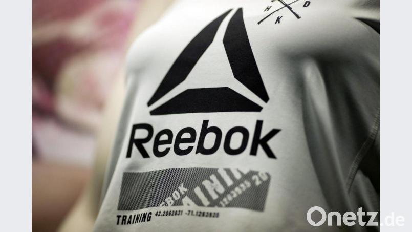 Das Reebok-Logo ist auf einem Shirt am Rande der Bilanz-Pressekonferenz von Adidas zu sehen. Bild: Daniel Karmann/dpa