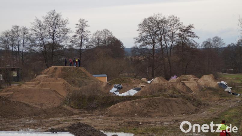 Noch sieht das Gelände des Dirt-Bike-Parks wenig einladend aus. Bis Juni soll das Areal fertiggestellt sein. Bild: wel