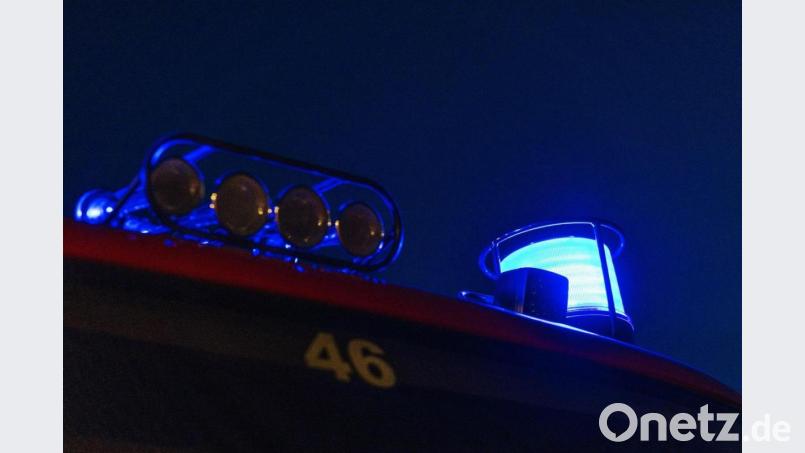 Das Blaulicht leuchtet auf dem Dach eines Feuerwehrfahrzeugs. Bild: Philipp von Ditfurth/dpa/Symbolbild