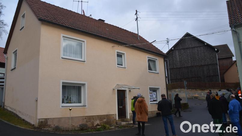 Bei der Bürgerversammlung in Göppmannsbühl zeigten Bürgermeister Christian Porsch und Landschaftsarchitektin Kathrin Nißlein aus Höchstadt/Aisch den Vorentwurf für den neuen Dorfplatz. Das Gebäude muss weichen. Archivbild: ak