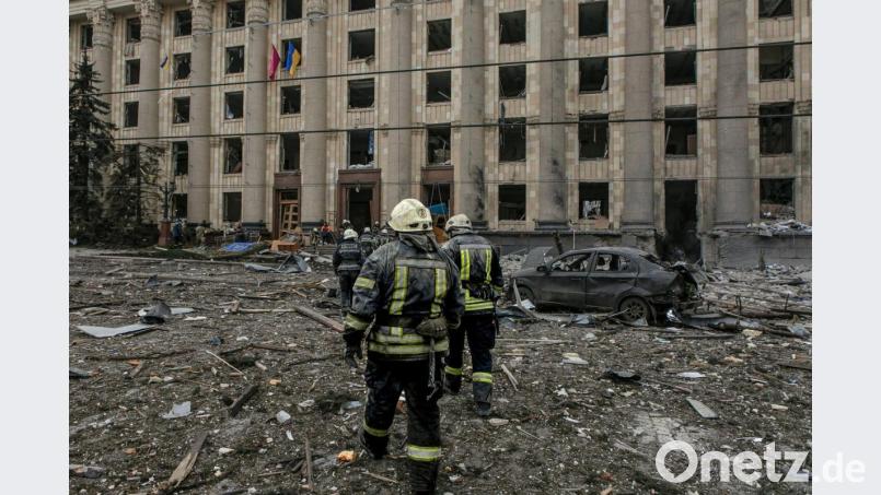 Ukrainische Rettungskräfte arbeiten vor dem beschädigten Rathausgebäude in Charkiw nach dem russischen Beschuss. Bild: Pavel Dorogoy/AP/dpa