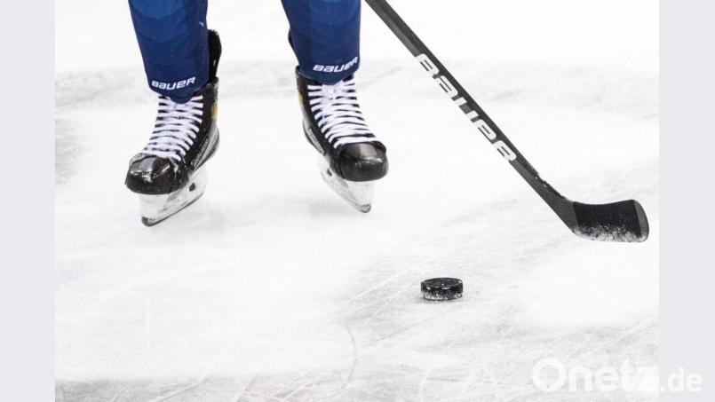 Ein Eishockeyspieler spielt den Puck. Bild: Matthias Balk/dpa/Symbolbild