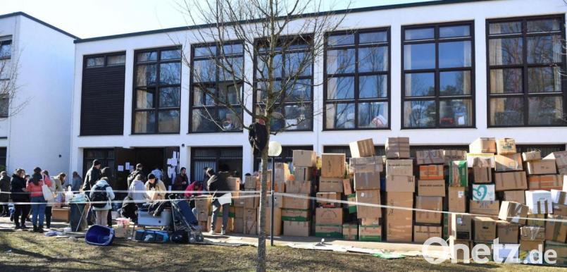 Kartons mit Hilfsgütern werden gestapelt. Bild: Felix Hörhager/dpa
