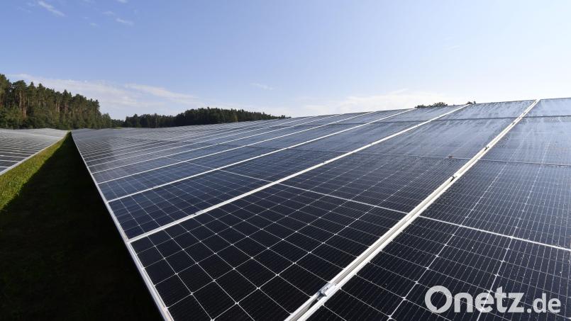 Mit dem Hinweis auf einen &quot;massiven Eingriff&quot; in die Landschaft weist der Marktgemeinderat Floß den Bauantrag der Nürnberger Firma Greenovative auf Errichtung einer Photovoltaik-Anlage ab. Symbolbild: Petra Hartl