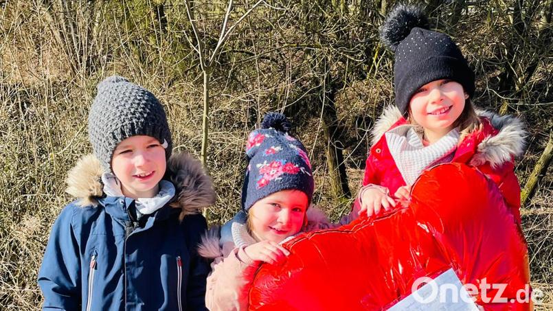 Stolz präsentieren die drei Weig-Kinder Georg, Sophia und Anna (von links) den in den Brunnhof-Büschen entdeckten Ballon aus England. Bild: fvo