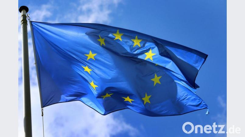 Eine Europafahne weht im Wind. Bild: Karl-Josef Hildenbrand/dpa