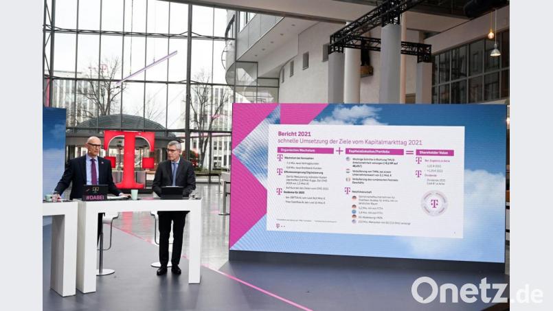 Telekom-Konzernchef Tim Höttges (l) und Finanzvorstand Christian Illek bei der Präsentation der Jahreszahlen für 2021. Bild: Federico Gambarini/dpa