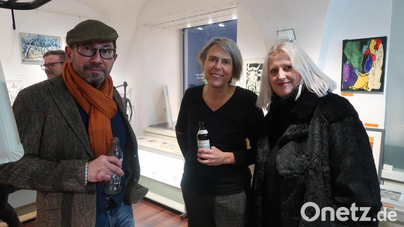 Axel T Schulz (links) und Marthe Leithenmayr (rechts) haben sich mit kreativen Projekten während der Pandemie gut über Wasser gehalten. OKV-Chefin Irene Fritz (Mitte) weiß aber auch von Künstlerkollegen zu berichten, die ohne Zugriff auf ihre Rücklagen nicht über die Runden gekommen wären. Bild: Kunz