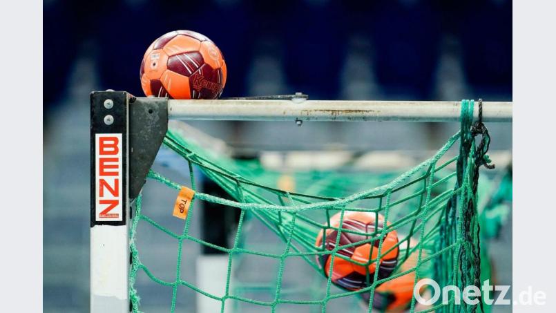 Spielbälle liegen im Netz eines Handball-Tors. Bild: Uwe Anspach/dpa/Symbolbild