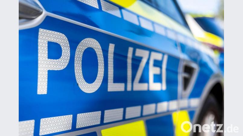 An der Tür von einem Streifenwagen steht der Schriftzug „Polizei“. Bild: David Inderlied/dpa/Illustration