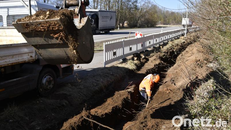 Ein paar Tage wird es noch dauern, dann wird der lange Graben wieder zugeschüttet: Das Bayernwerk verlegt am Radweg entlang der Drahthammerstraße eine neue Stromleitung. Bild: Petra Hartl