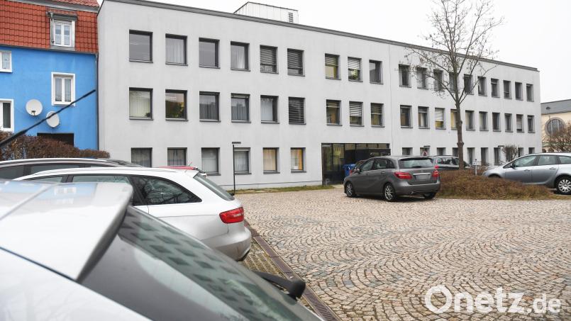 Hier, vor dem Gesundheitsamt Neustadt/Weiden, ist für den 13. März eine Demonstration gegen die Corona-Maßnahmen geplant. Der Neustädter Landrat Andreas Meier empfindet das als Affront gegen die, die dort arbeiten. Bild: Gabi Schönberger