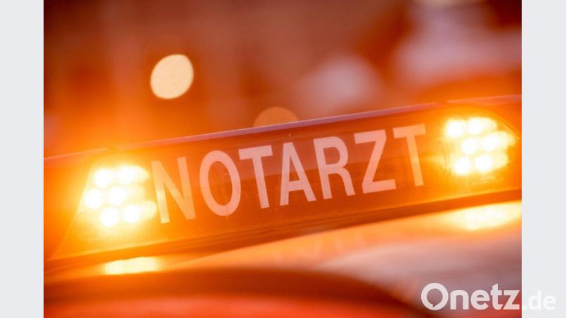 Ein Dachschild mit der Aufschrift "Notarzt" steht auf einem Einsatzwagen eines Notarztes. Bild: Lino Mirgeler/dpa/Archivbild