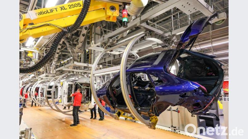 Mitarbeiter montieren Komponenten an Porsche Macan und Panamera im Leipziger Werk. Bild: Jan Woitas/dpa-Zentralbild/dpa