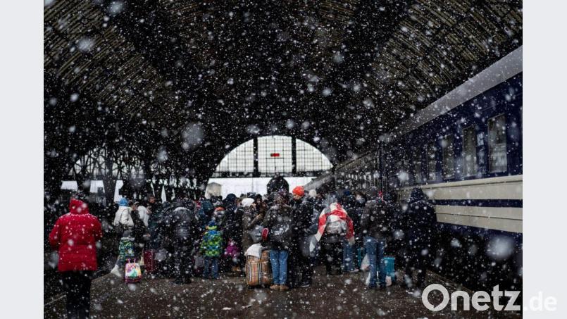 Passagiere warten auf einen Zug nach Polen im Bahnhof von Lwiw. Bild: Bernat Armangue/AP/dpa