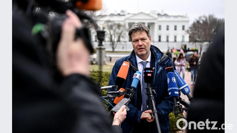 Vizekanzler Robert Habeck (Grüne) spricht vor dem Weißen Haus mit Journalisten. Bild: Britta Pedersen/dpa-Zentralbild/dpa
