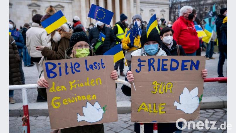 Demonstranten protestieren auf dem Königsplatz. Bild: Sven Hoppe/dpa