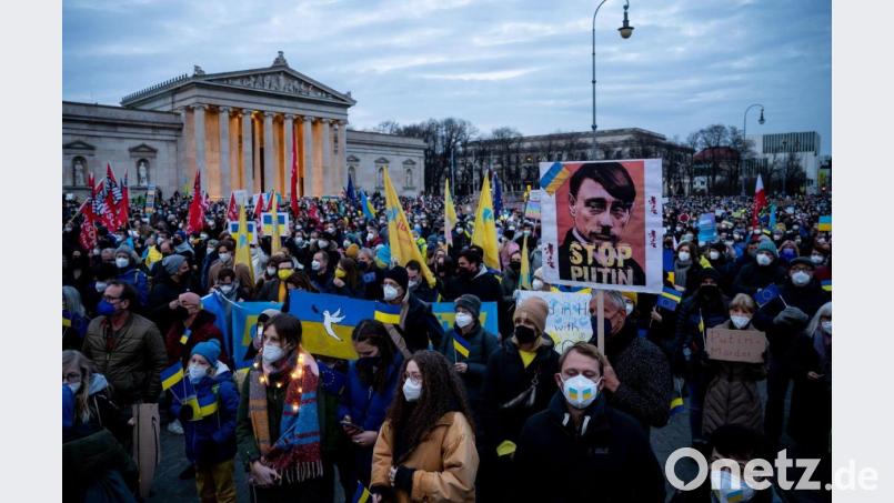 Demonstranten protestieren auf dem Königsplatz in München unter dem Motto „Frieden in Europa, Solidarität mit der Ukraine“ gegen den Krieg in der Ukraine. Bild: Sven Hoppe/dpa