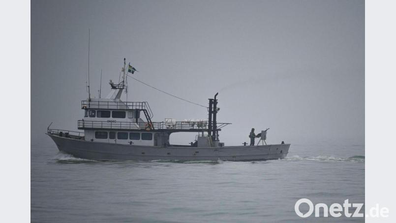 Ein ukrainischer Soldat steht während einer Patrouille auf dem Asowschen Meer auf einem Militärschiff an einem Maschinengewehr. Bild: Vadim Ghirda/AP/dpa