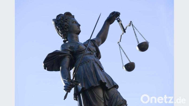 Eine Statue der Justitia steht unter freiem Himmel. Bild: Arne Dedert/dpa/Symbolbild