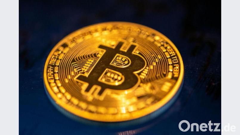Eine Bitcoin-Münze liegt auf einem Bildschirm. Bild: Fernando Gutierrez-Juarez/dpa-Zentralbild/dpa