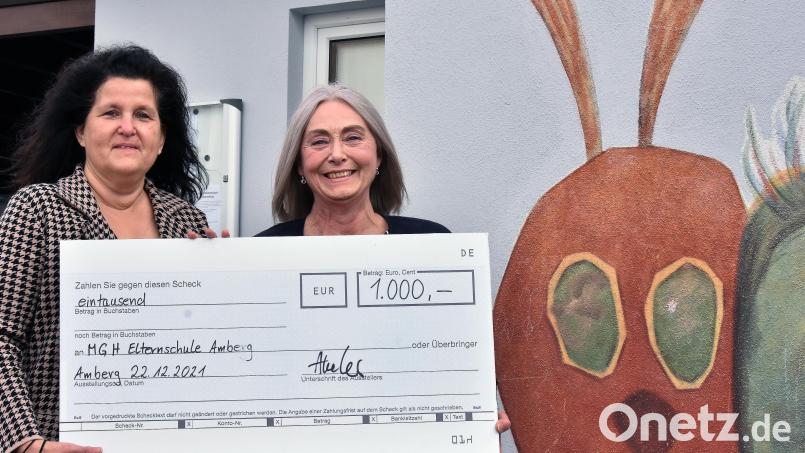 Christine Merkel (links) vom Verein „Amberger Kinder helfen“ übergibt den Scheck an Patricia Weiner von der Elternschule. Überwiesen wurde das Geld bereits im Dezember, das Treffen dazu fand aber erst Ende Februar statt. Bild: Stephan Huber
