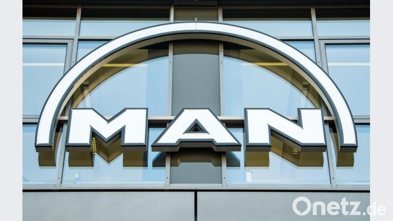 Das MAN Logo hängt an der Fassade eines Bürogebäudes. Bild: Peter Kneffel/dpa/Symbolbild