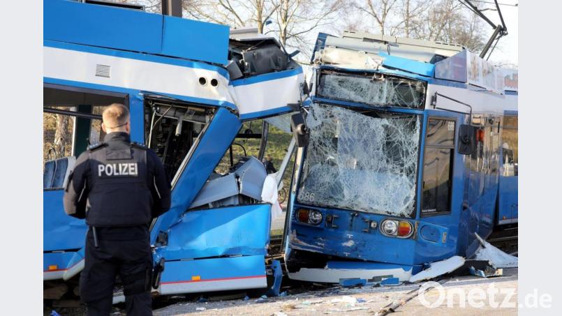 Nach einem Zusammenstoß von zwei Straßenbahnen in Rostock sichern Polizisten die Unfallstelle. Bild: Bernd Wüstneck/dpa-Zentralbild/dpa