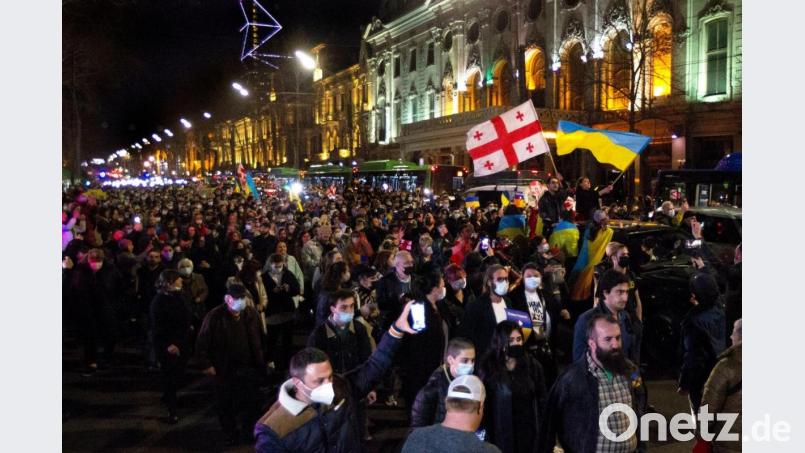 Demonstranten in der georgischen Hauptstadt Tiflis solidarisieren sich mit der Ukraine. Bild: Shakh Aivazov/AP/dpa
