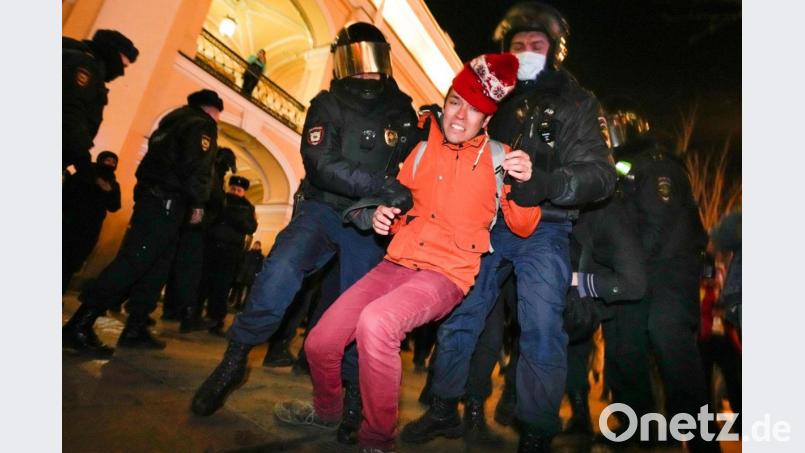 Die Polizei in St. Petersburg nimmt einen Demonstranten während einer Aktion gegen Russlands Invasion in die Ukraine fest. Bild: Dmitri Lovetsky/AP/dpa