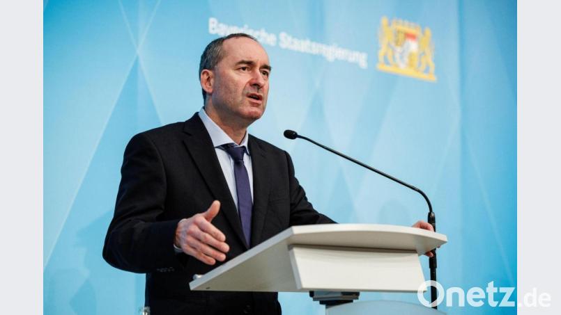 Bayerns Wirtschaftsminister Hubert Aiwanger spricht auf einer Pressekonferenz. Bild: Matthias Balk/dpa