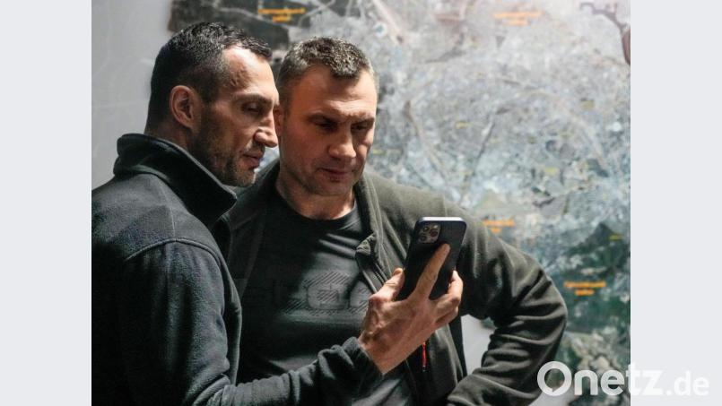 Vitali Klitschko (r), Bürgermeister von Kiew und ehemaliger Box-Profi, und sein Bruder Wladimir Klitschko, ebenfalls ehemaliger Box-Profi, wollen Kiew verteidigen. Bild: Efrem Lukatsky/AP/dpa