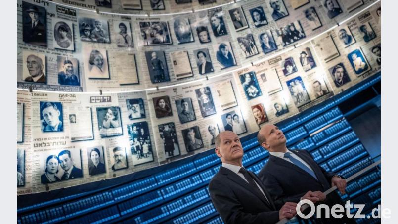 Bundeskanzler Olaf Scholz und der israelische Ministerpräsident Naftali Bennett beim Besuch der Gedenkstätte Yad Vashem. Bild: Michael Kappeler/dpa