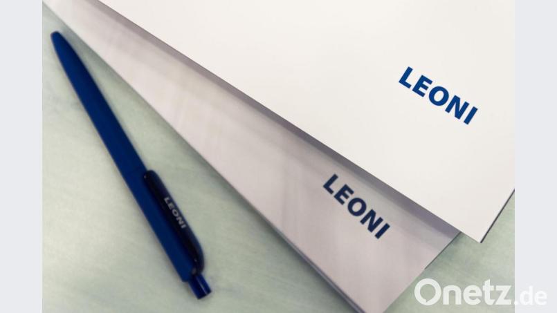 Auf einem Tisch liegen mehrere Blöcke und ein Stift mit der Aufschrift "Leoni". Bild: picture alliance / dpa