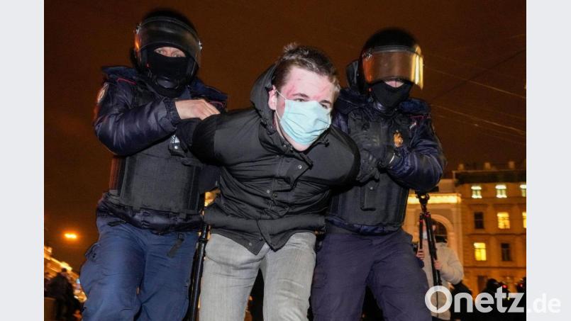 Die Polizei nimmt in der russischen Stadt St. Petersburg einen Demonstranten fest. Bild: Dmitri Lovetsky/AP/dpa