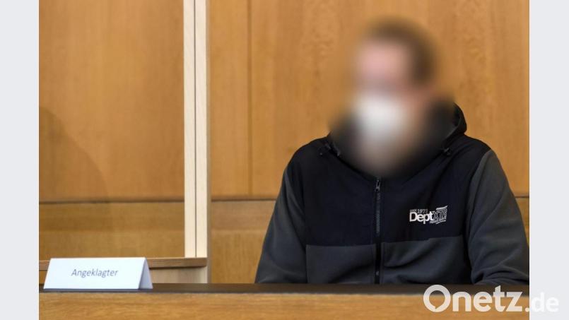 Der Angeklagte im Amtsgericht Aschaffenburg. Der 29-Jährige steht wegen fahrlässiger Tötung vor Gericht. Bild: Karl-Josef Hildenbrand/dpa