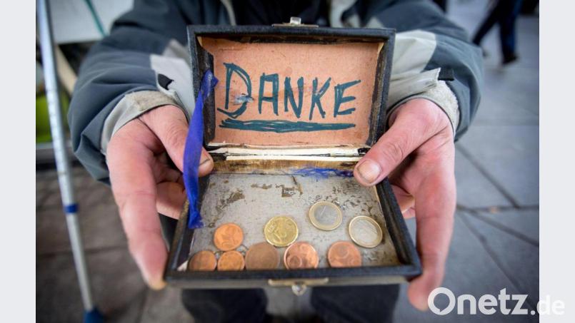 Viele Menschen in Deutschland unterstützen andere, die in Not geraten sind, mit einer Geldspende. Bild: Friso Gentsch/dpa