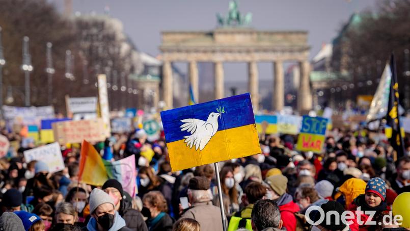 Hunderttausende protestierten am Sonntag in Berlin vor dem Brandenburger Tor gegen den Krieg in der Ukraine. &quot;Das war ein unglaubliches Gefühl, das war irre&quot;, sagt Tina Winklmann. Die Abgeordnete erlebt die Demo nach der Bundestags-Sondersitzung. Bild: Kay Nietfeld/dpa