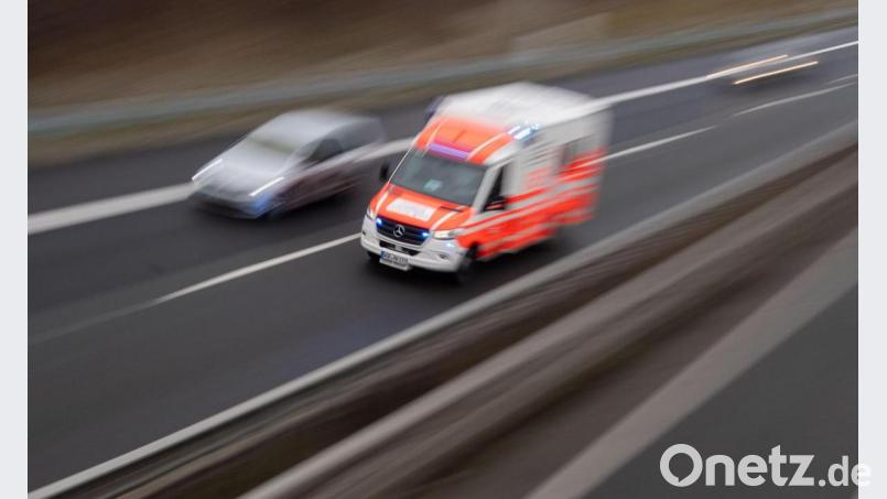 Ein Rettungswagen fährt über eine Autobahn. Bild: Julian Stratenschulte/dpa/Symbolbild