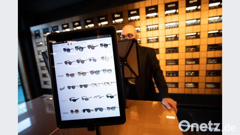 Sonnenbrillen und andere Brillengestelle verschiedener Hersteller sind auf Tablett-Displays und in den Regalen in der Brillen-Boutique des Hamburger Optikers "Edel-Optics" am Ballindamm zu sehen. Bild: Christian Charisius/dpa