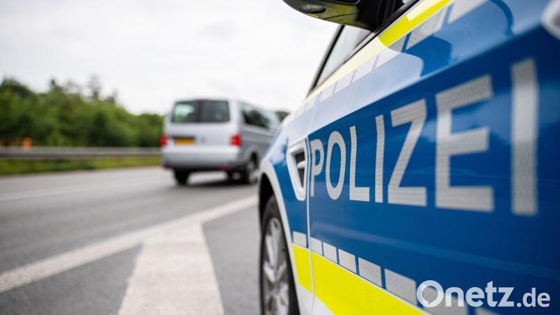 Ein Streifenwagen der Sulzbach-Rosenberger Polizei verfolgte am frühen Samstagmorgen bei Hahnbach einen Nissan, der bei erlaubten 100 Kilometern pro Stunde mit bis zu 180 km/h unterwegs war. Archivbild: Guido Kirchner/dpa