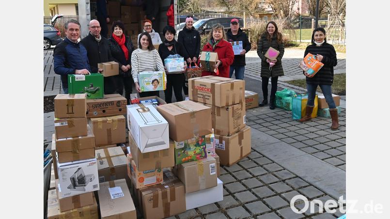 Weit mehr Hilfsgüter als die Landfläche des Lkw fassen kann, stehen in Poppenricht bereit. Organisiert hat den Hilfstransport Yuliya Bats (Mitte, weißer Pullover). Kinderkleidung und Spielsachen bringt Norma Brand (rechts) aus der Gemeinde Illschwang mit. Bild: gf