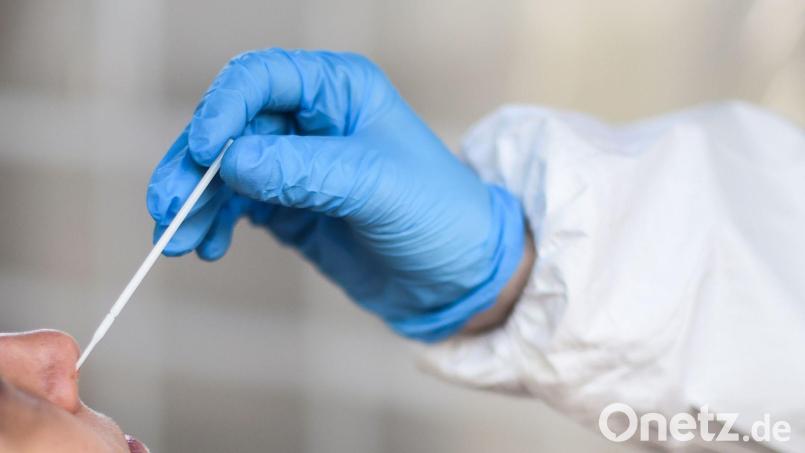 Ein medizinischer Mitarbeiter entnimmt einer Frau für einen Corona-Test einen Abstrich. Bild: Kira Hofmann/dpa-Zentralbild/dpa/Symbolbild