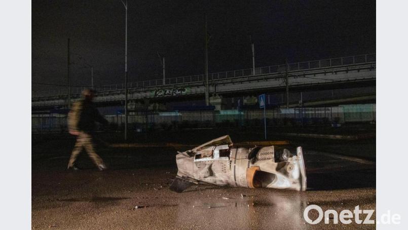 Die Überreste einer russischen Rakete in Kiew. Bild: Andriy Dubchak/AP/dpa