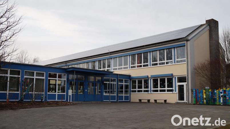 Die Photovoltaikanlage auf dem Dach der Schule spült jedes Jahr eine ordentliche Summe in die Kasse der Gemeinde. Bild: wel