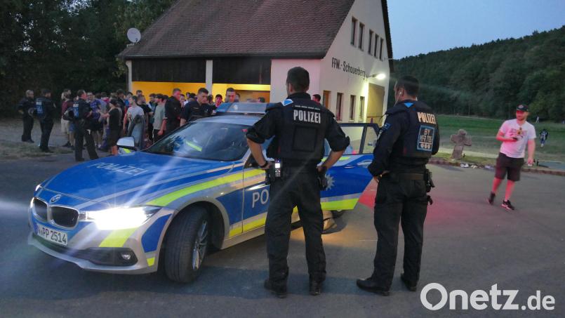 Trotz Versammlungsverbots waren immer wieder mehrere Hundert Menschen zum Haus gekommen. Archivbild: David Oßwald