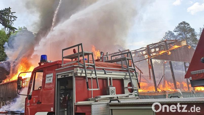 Die Drehleiter reicht weit, wie hier beim Großbrand der Marktredwitzer Tennishalle im vergangenen Jahr, aber nicht in allen Fällen weit genug. So wie damals, als der Feuerteufel in Oberredwitz umging und die Wehr aus dem tschechischen Karlsbad zu Hilfe eilen musste. Bild: Peggy Biczysko/fph