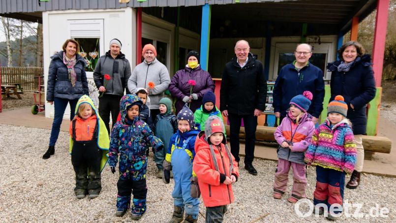 Am Tag des Kompliments Blumen überreicht (von rechts): Christiane Purschke, die Bürgermeister Hubert Blödt und Roland Strehl, die Mitarbeitenden des Waldkindergartens sowie Bürgermeisterin Birgit Singer-Grimm. Bild: Birgit Singer-Grimm/exb