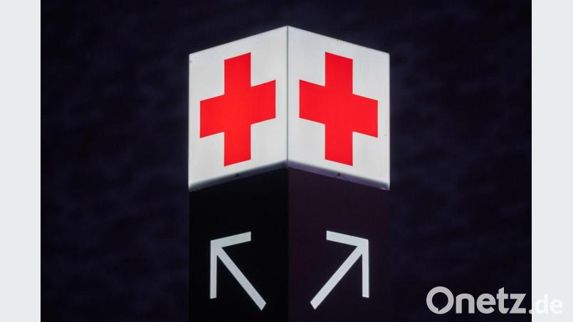 Ein Pfeil weist den Weg zur Notaufnahme eines Krankenhauses. Bild: Julian Stratenschulte/dpa/Symbolbild