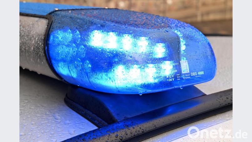 Ein Streifenwagen der Polizei steht mit eingeschaltetem Blaulicht an einem Einsatzort. Bild: Carsten Rehder/dpa/Symbolbild